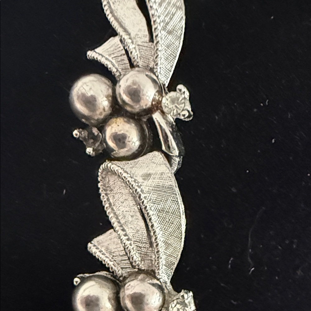 Vintage Silver Tone Silver Trifari Necklace and Clip Earrings - Picture 4 of 7